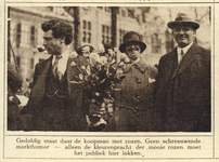 300964 Afbeelding van een marktkoopman met een bos rozen op de bloemenmarkt op het Janskerkhof te Utrecht